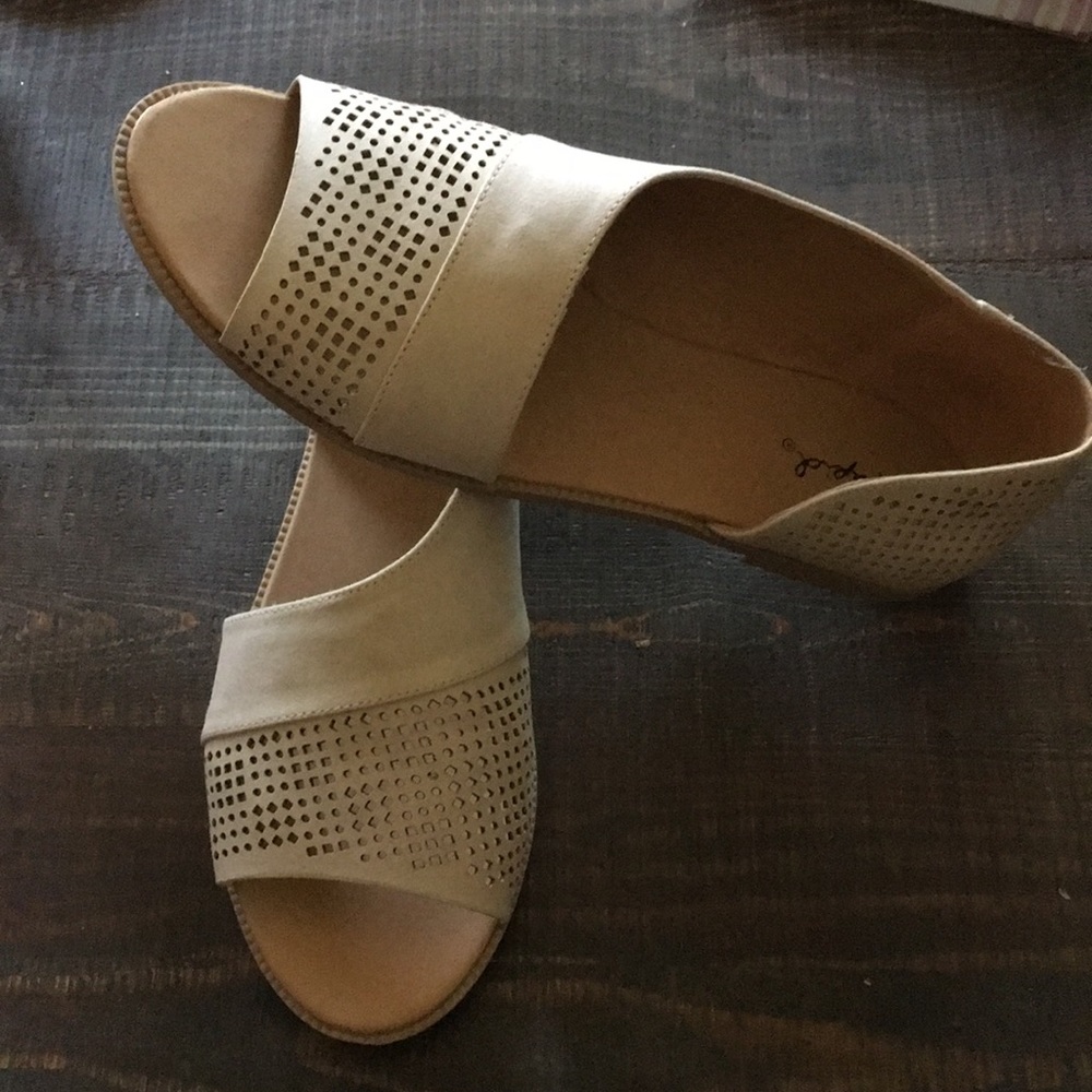 Tan flats